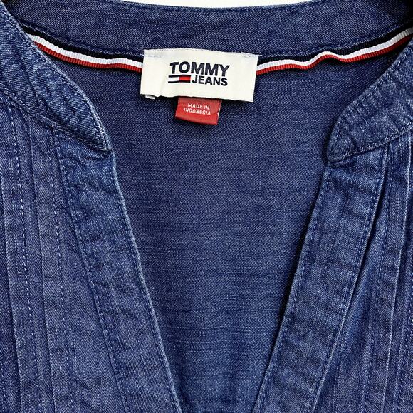 Tommy Hilfiger Denim Top Womens Medium Blue Button Up V-Neck Pin Tuck Sleeveless - Picture 4 of 9